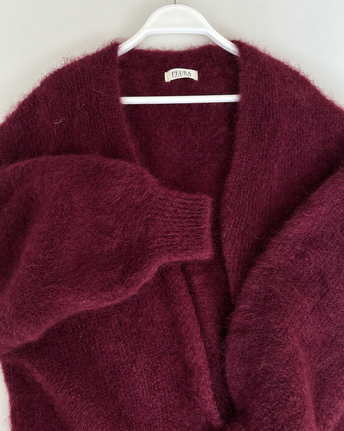 Lilja Kid Mohair neuletakki lähikuvassa, pehmeä ja pörröinen kid mohair -neulos.