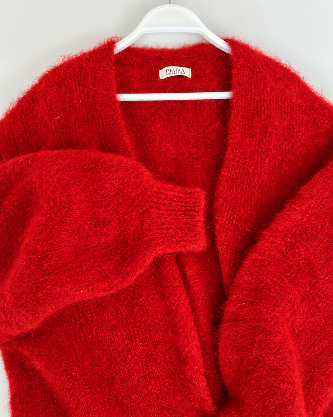 Lilja Kid Mohair neuletakki lähikuvassa, pehmeä ja pörröinen kid mohair -neulos.