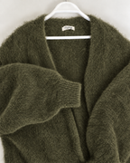 Lilja Kid Mohair neuletakki lähikuvassa, pehmeä ja pörröinen kid mohair -neulos.