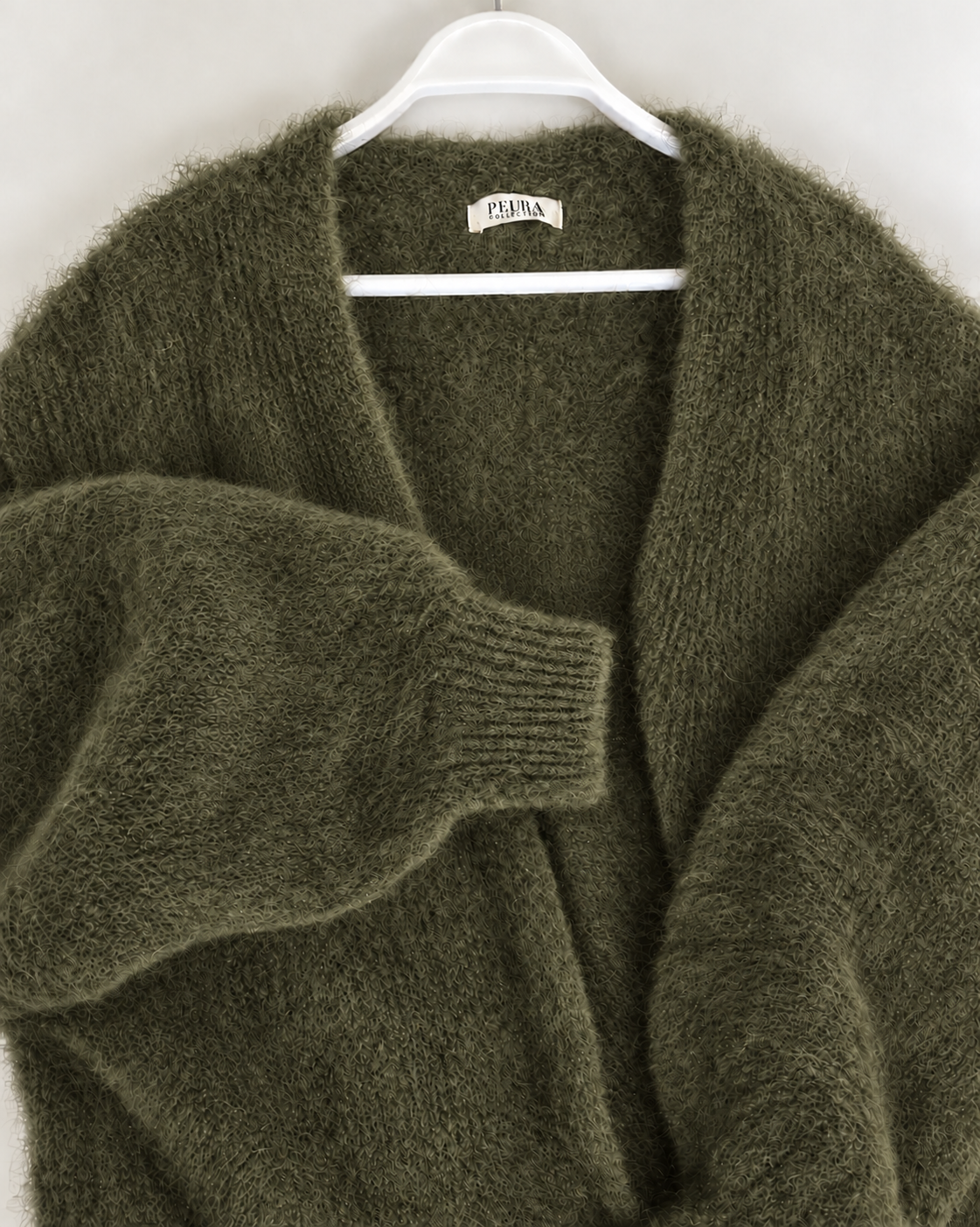 Lilja Kid Mohair neuletakki lähikuvassa, pehmeä ja pörröinen kid mohair -neulos.