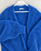 Lilja Kid Mohair neuletakki lähikuvassa, pehmeä ja pörröinen kid mohair -neulos.