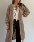 Peura collection taupe värissä Lilja pitkä Kid Mohair neuletakki naisella, pehmeä ja pörröinen pitkä naisten neuletakki.