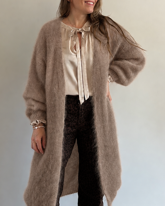 Peura collection taupe värissä Lilja pitkä Kid Mohair neuletakki naisella, pehmeä ja pörröinen pitkä naisten neuletakki.