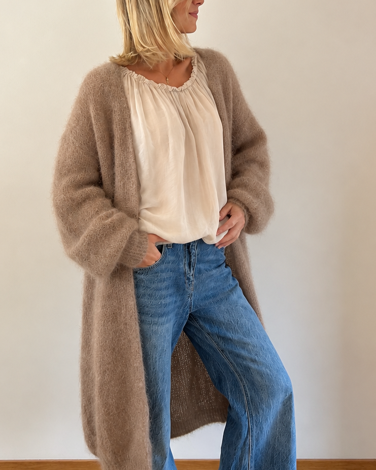 Peura collection taupe värissä Lilja pitkä Kid Mohair neuletakki naisella, pehmeä ja pörröinen pitkä naisten neuletakki.