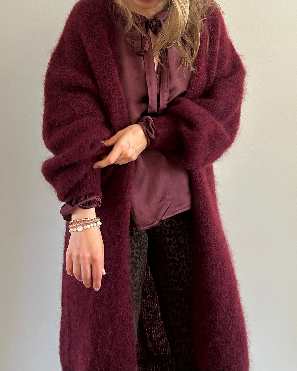 Peura collection viininpunainen Lilja pitkä Kid Mohair neuletakki naisella, pehmeä ja pörröinen pitkä naisten neuletakki.
