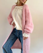 Peura collection Vaaleanpunainen Lilja pitkä Kid Mohair neuletakki naisella, pehmeä ja pörröinen pitkä naisten neuletakki.