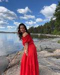 Peura collection punainen cecile viskoosimekko jonka pääntie muuntuu myös off shoulder-tyyliin