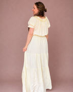 Peura collection vaalenakeltainen cecile viskoosimekko jonka pääntie muuntuu myös off shoulder-tyyliin