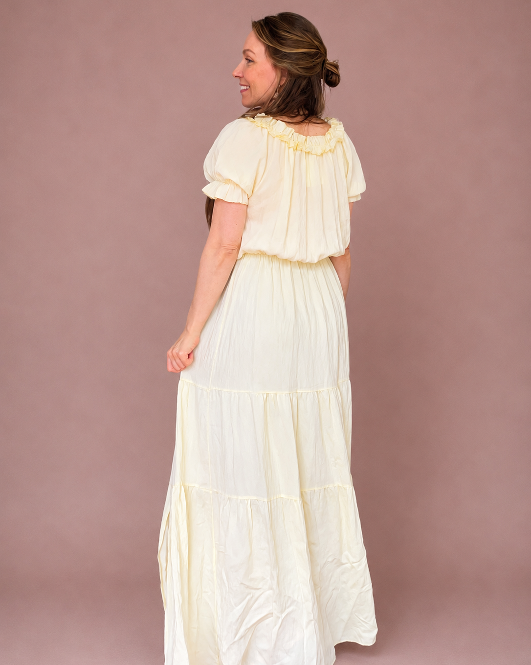 Peura collection vaalenakeltainen cecile viskoosimekko jonka pääntie muuntuu myös off shoulder-tyyliin