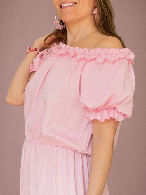 Peura collection vaaleanpunainen cecile viskoosimekko jonka pääntie muuntuu myös off shoulder-tyyliin