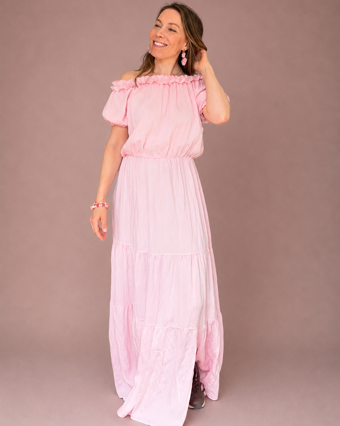 Peura collection vaaleanpunainen cecile viskoosimekko jonka pääntie muuntuu myös off shoulder-tyyliin