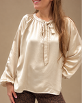 Peura collection Leina rusettikaulus-pääntie silkkiviskoosipusero beige. Leina puserossa rento yhden koon malli.