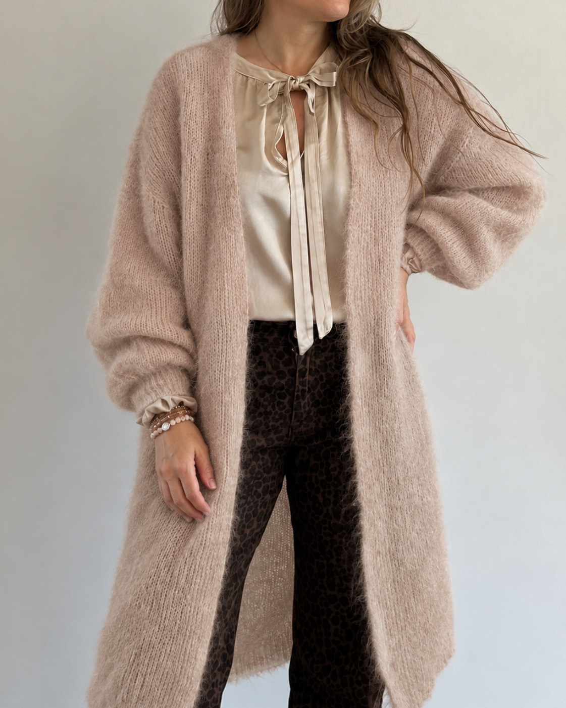 Peura collection Lilja kidmohairneuletakki pitkä taupen sävyssä. one size- malli