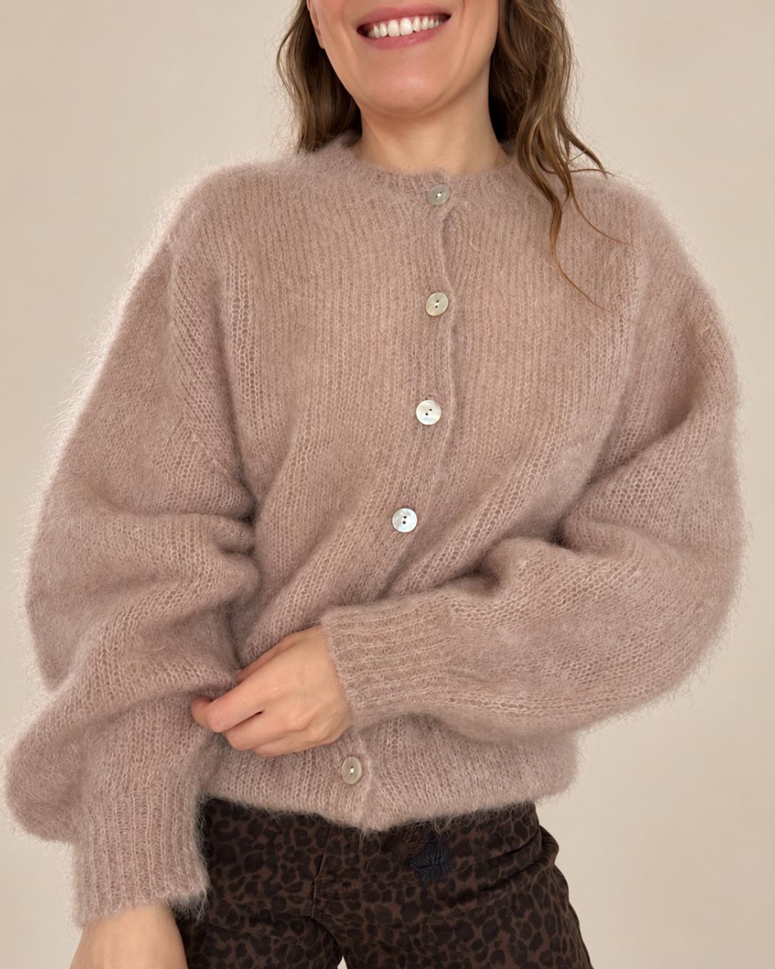 Taupen sävyinen Nelly kid mohair -neuletakki edestä mallin päällä, helmiäisnapit kiinni.