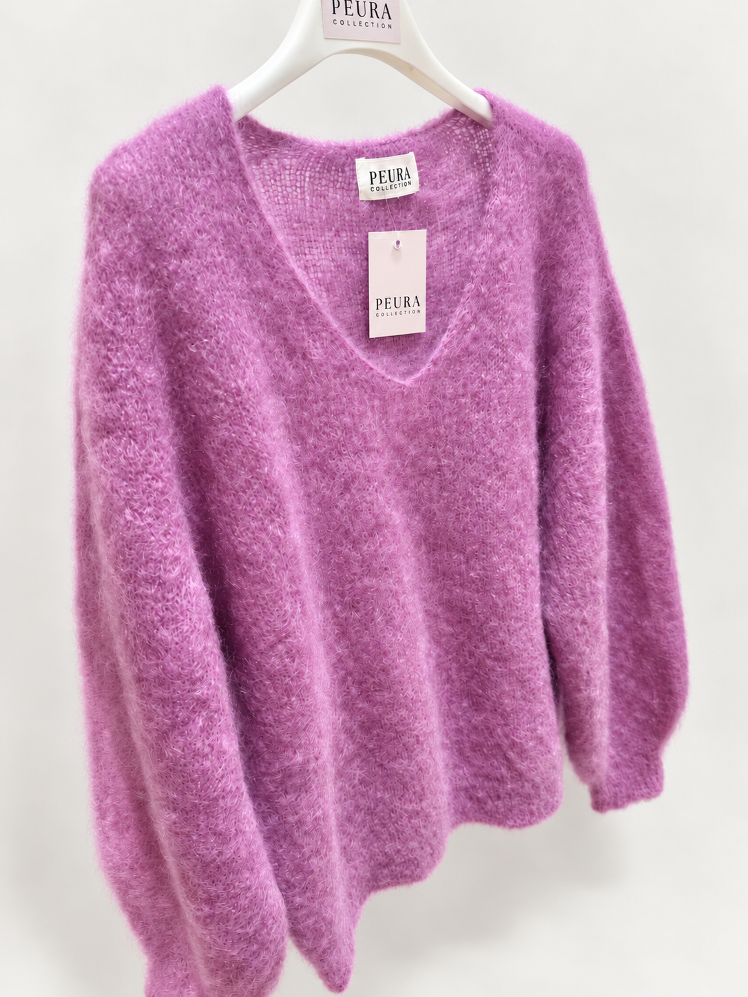 Kanervan sävyinen Sally V kid mohair -neule tasokuvassa, V-pääntie ja pörröinen neulos.