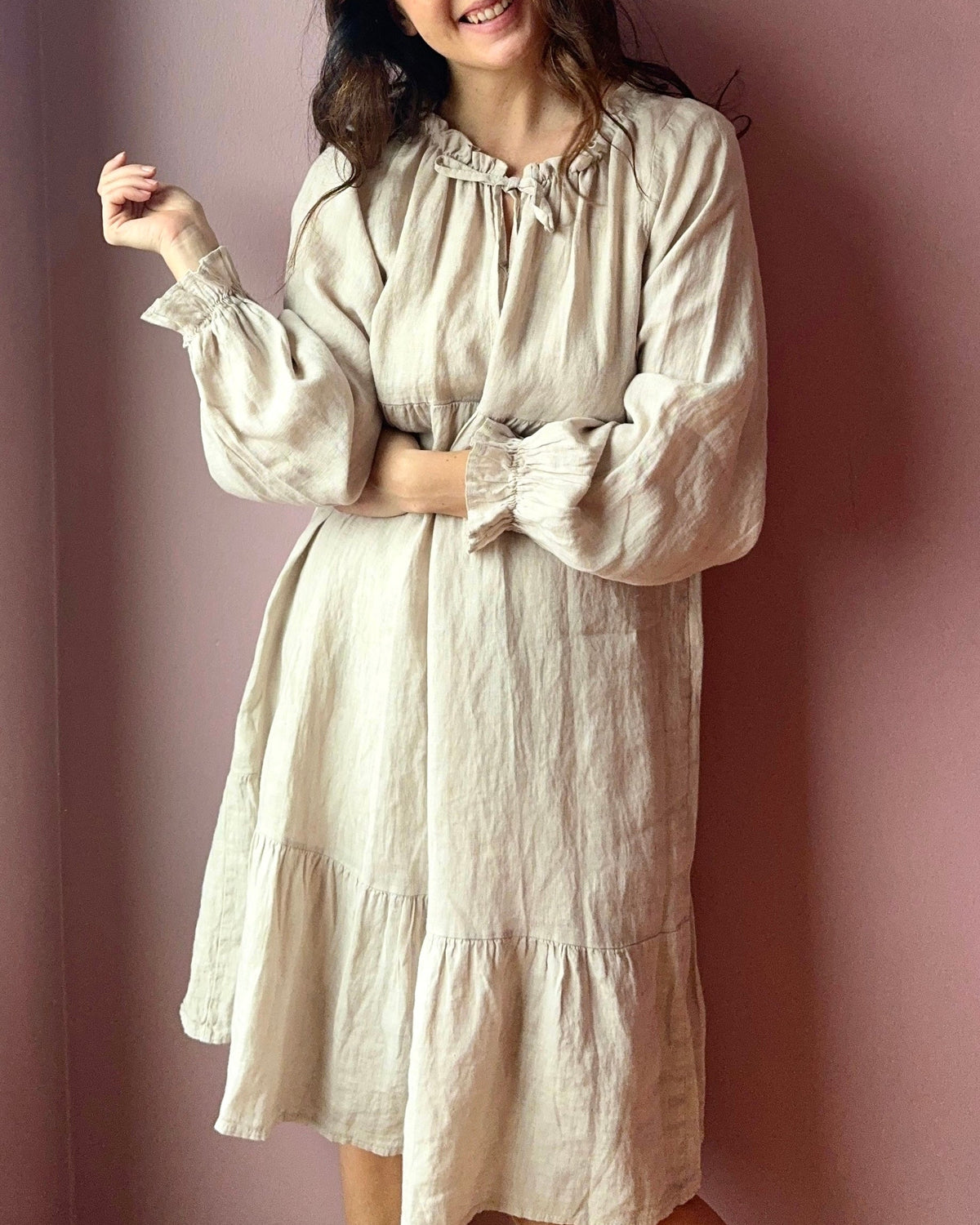 Beige Silvia pellavamekko naisella, pitkähihaisen pellavamekon naisellinen ja rennosti laskeutuva malli.