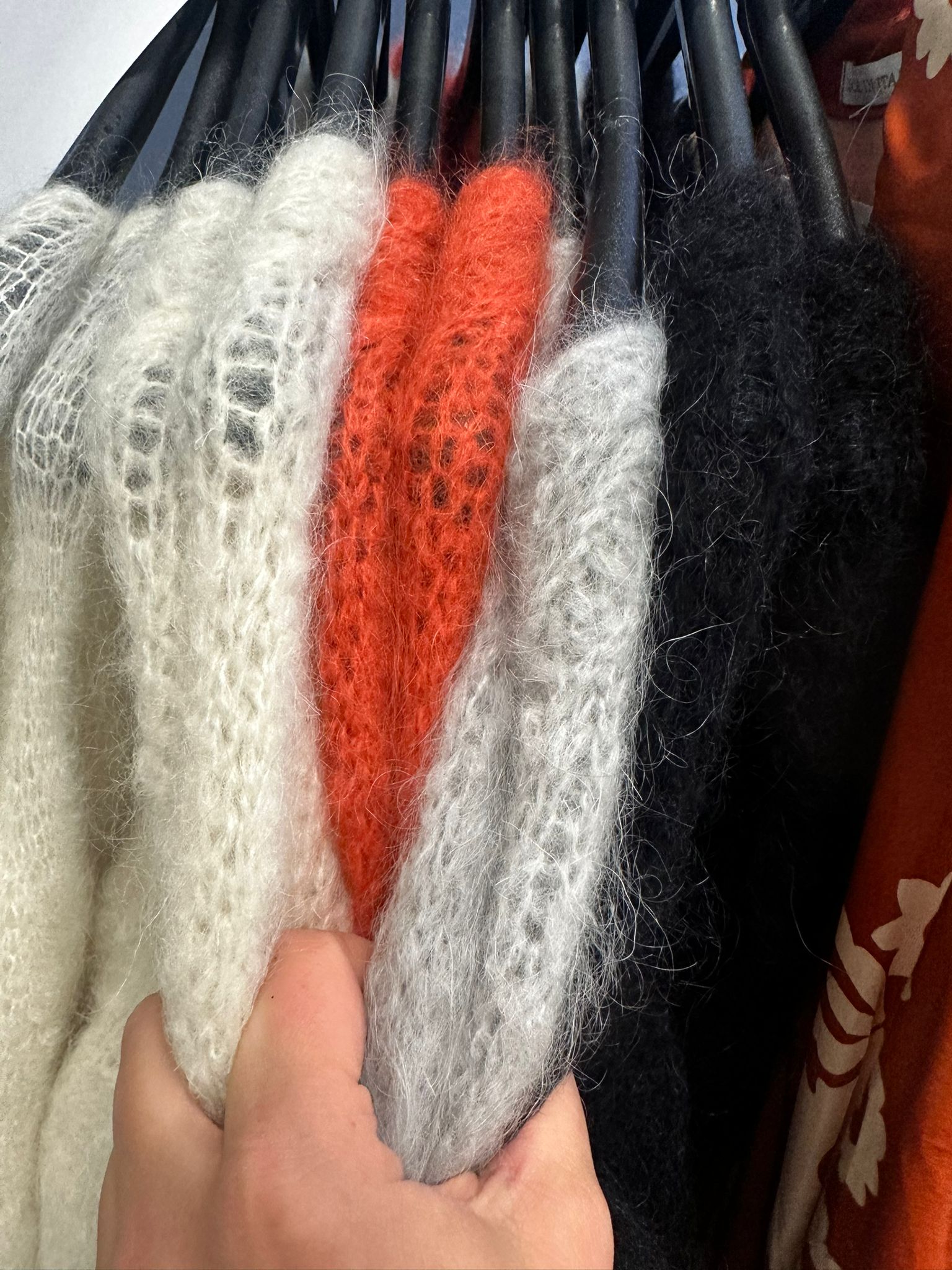 Peura Collection pörröinen mohair neuletakki kolmessa eri värissä.