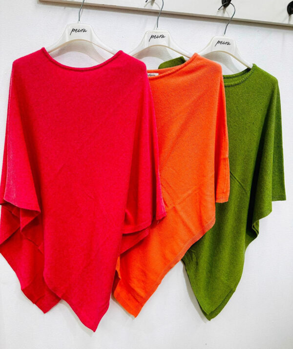 Peura Collection cashmere poncho useassa eri värissä.