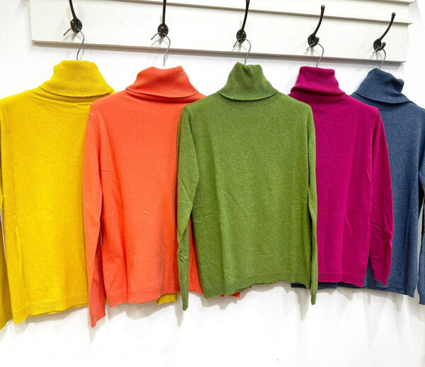 Peura Collection cashmere poolo useassa eri värissä.