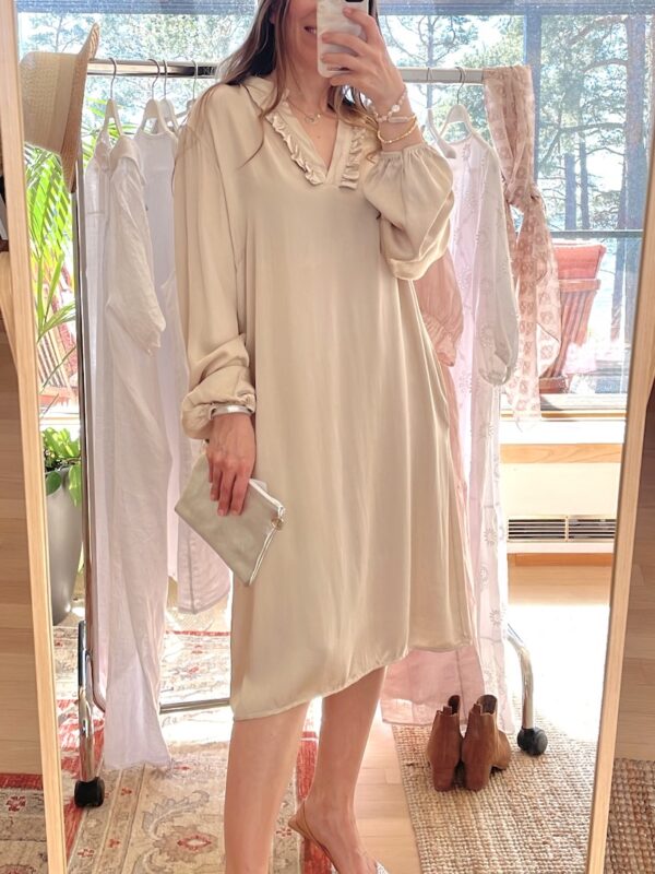 Peura collection hihallinen Vienna viskoosimekko beige